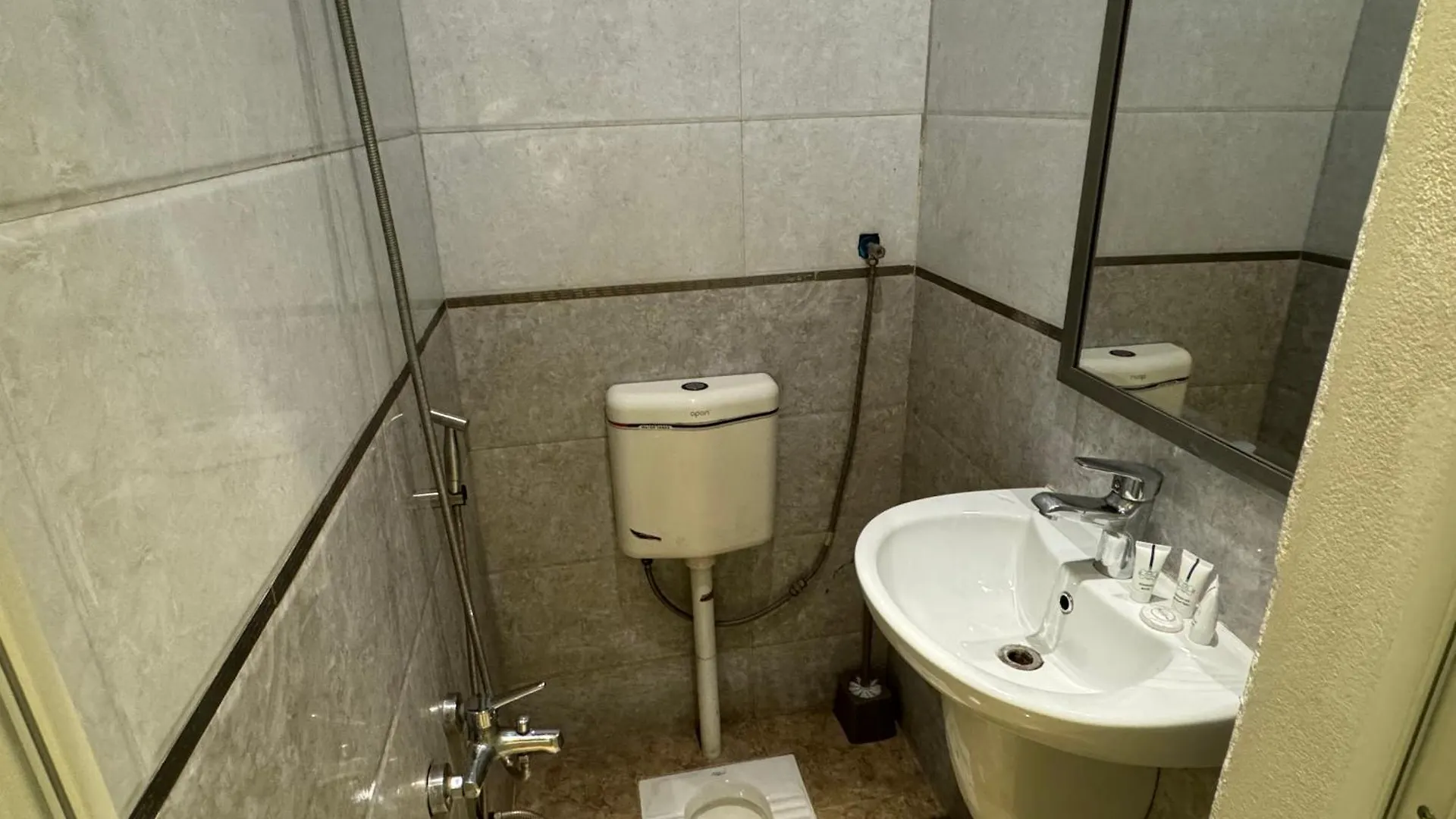 شقة صغيرة بدورة مياه Riyadh Apartment